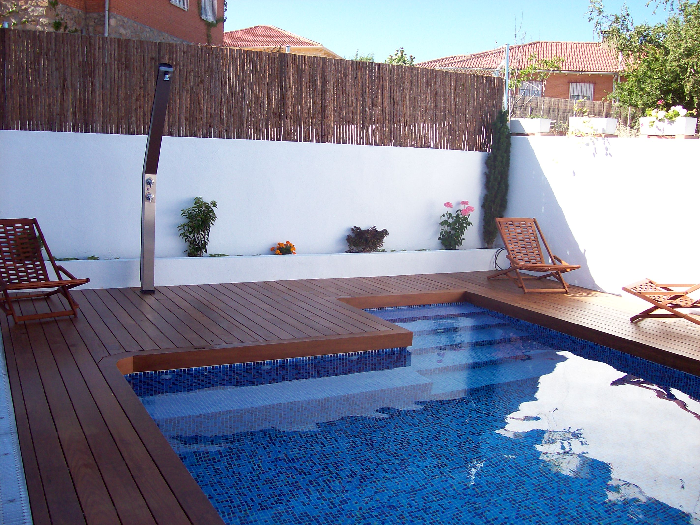 Piscina con suelo de madera